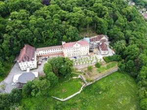 una vista aérea de un edificio en medio de un bosque en Appartement vue panoramique, sur les hauteurs de Lons, en Lons-le-Saunier