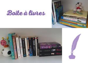 un grupo de libros sentados en la parte superior de un estante en Appartement vue panoramique, sur les hauteurs de Lons en Lons-le-Saunier