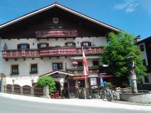 um grande edifício branco com um gambrel em Starchenthof em Oberau