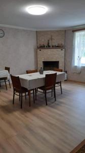 Posezení v ubytování Guest House House at the Forest სახლი ტყის პირას