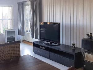 TV a/nebo společenská místnost v ubytování 8 person holiday home in lyngdal-By Traum