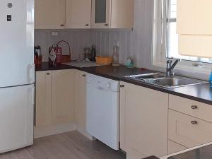 Kuchyň nebo kuchyňský kout v ubytování 8 person holiday home in lyngdal-By Traum