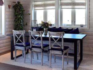 una sala da pranzo con tavolo e 2 sedie di Holiday home Passebekk a Omholt