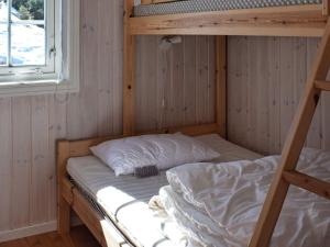 Tempat tidur dalam kamar di Holiday home Passebekk