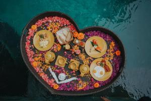 een hartvormige plaat van voedsel in de vorm van een hart bij The Sankara Suites and Villas by Pramana in Ubud