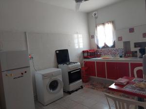 eine Küche mit einer Waschmaschine und einer Waschmaschine in der Unterkunft Appart Gyptis Résidence Chahrazad in Sfax