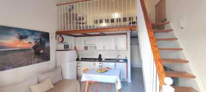 eine kleine Küche mit einem Hochbett in einem winzigen Haus in der Unterkunft Marineda in El Médano