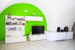 TV tai viihdekeskus majoituspaikassa Appartamento Monte Misone