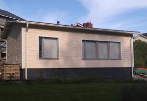 een huis met twee ramen aan de zijkant bij Apartment Songhill in Kuopio