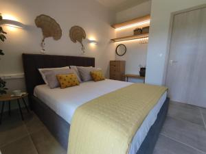 Postel nebo postele na pokoji v ubytování Coritos apartments Corfu