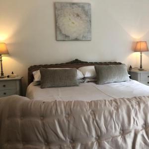 1 dormitorio con 1 cama grande y 2 lámparas en Le Petit Appartement `a Cariad La Rebeuse, en Corgnac-sur-lʼIsle