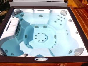 Fotografia z galérie ubytovania F2 avec jacuzzi, pétanque, à 3 min mer, dans grande propriété v destinácii Porticcio