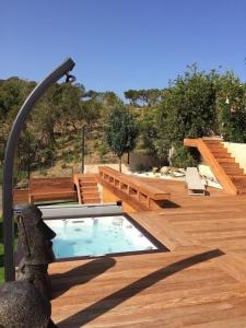 Bazén v ubytovaní F2 avec jacuzzi, pétanque, à 3 min mer, dans grande propriété alebo v jeho blízkosti