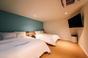 A bed or beds in a room at Hotel Yeogiuhtte Gyeongpo