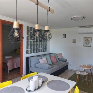 sala de estar con sofá y mesa en Panorama Wine & Chill, en Hévíz