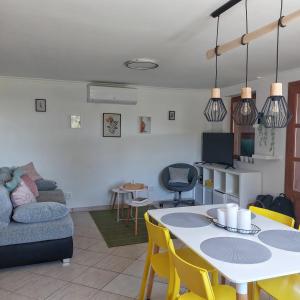 ein Wohnzimmer mit einem Tisch und einem Sofa in der Unterkunft Panorama Wine & Chill in Hévíz