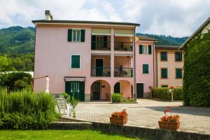 Coreglia LigureにあるLa Rivaのピンクの家