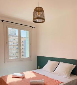 - une chambre avec un grand lit et une fenêtre dans l'établissement Appartement Bonaparte centre ville d'Ajaccio, à Ajaccio