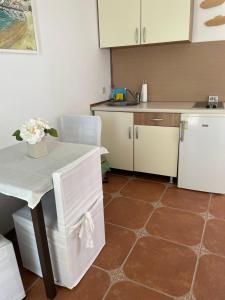 Kuchyň nebo kuchyňský kout v ubytování Studio Apartmani Kremić