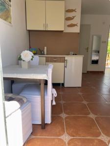 Kuchyň nebo kuchyňský kout v ubytování Studio Apartmani Kremić