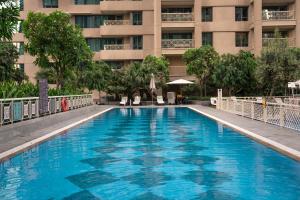 Bazén v ubytování Prime Retreats - 29 Emaar Boulevard Downtown Dubai nebo v jeho okolí