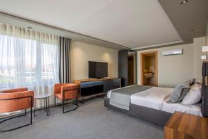 TV a/nebo společenská místnost v ubytování Zeytin Bahcesi Hotel