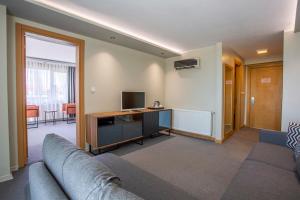 TV a/nebo společenská místnost v ubytování Zeytin Bahcesi Hotel