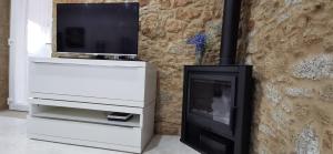 Televízia a/alebo spoločenská miestnosť v ubytovaní Villa Carneira