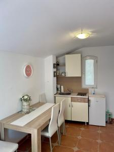 Kuchyň nebo kuchyňský kout v ubytování Studio Apartmani Kremić