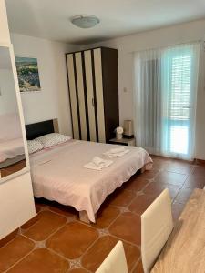 Postel nebo postele na pokoji v ubytování Studio Apartmani Kremić