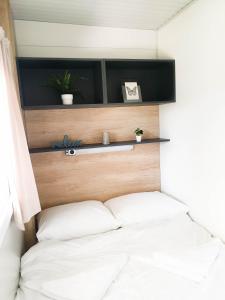 ein Bett mit zwei Kissen in einem Zimmer in der Unterkunft Starlight mobile house by Kolpa river in Gradac