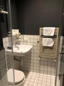 een witte badkamer met een wastafel en een toilet bij The Station Napoli in Napels