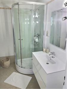 Kúpeľňa v ubytovaní F2 avec jacuzzi, pétanque, à 3 min mer, dans grande propriété
