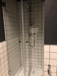 een douche in een badkamer met witte tegels bij The Station Napoli in Napels