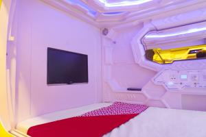 Tempat tidur dalam kamar di Super OYO 91328 Fiducia Capsule Hotel