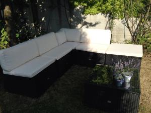 un sofá blanco sentado en el césped en un patio en B&B Margherita Le Fiabe, en SantʼAgata Feltria