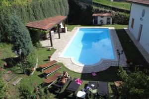 una vista aérea de una piscina en un patio en B&B Margherita Le Fiabe, en SantʼAgata Feltria