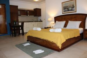 Ein Bett oder Betten in einem Zimmer der Unterkunft Herrmes Hospitality