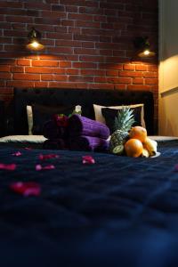 Jacuzzi Spa Black Apartment في كراكوف: سرير عليه فواكه وخضروات