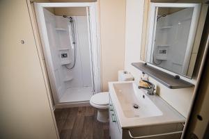 een badkamer met een toilet, een wastafel en een douche bij Lake View Mobile Homes with Thermal Riviera Tickets in Terme Čatež in Čatež ob Savi