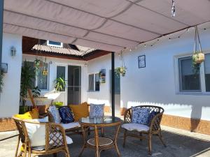 un patio con mesa, 2 sillas y sofá en Alexandra House, en Costinesti