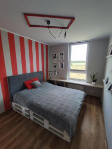 Ένα ή περισσότερα κρεβάτια σε δωμάτιο στο Przytulne i Komfortowe Mieszkanie Nad Morzem