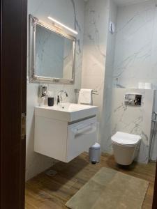 Ένα μπάνιο στο Apartament Malema +5 φωτογραφίες