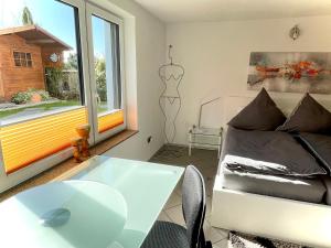 uma sala de estar com um sofá, uma mesa e uma janela em Grüne Oase Am Mausauel em Nideggen