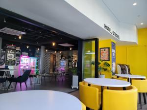 a restaurant with tables and chairs in a room at Hotel Yeogiuhtte Gyeongpo in Gangneung