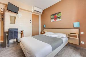 Postel nebo postele na pokoji v ubytování Rev'Hotel