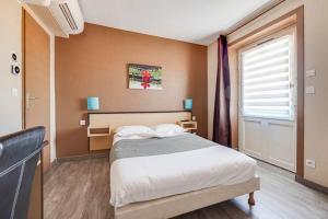 Postel nebo postele na pokoji v ubytování Rev'Hotel