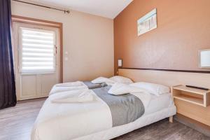 Postel nebo postele na pokoji v ubytování Rev'Hotel