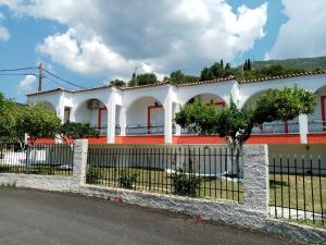 una casa bianca con una recinzione davanti di Villa Nikitas a Párga