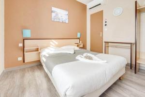 Postel nebo postele na pokoji v ubytování Rev'Hotel